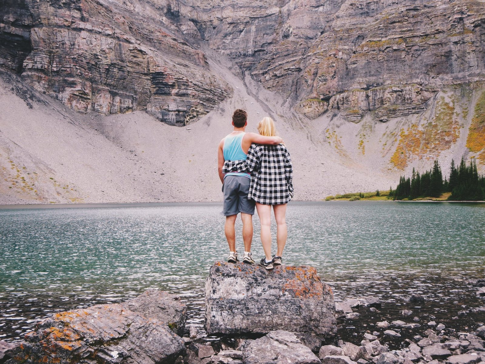 jana meerman borgeau lake hike