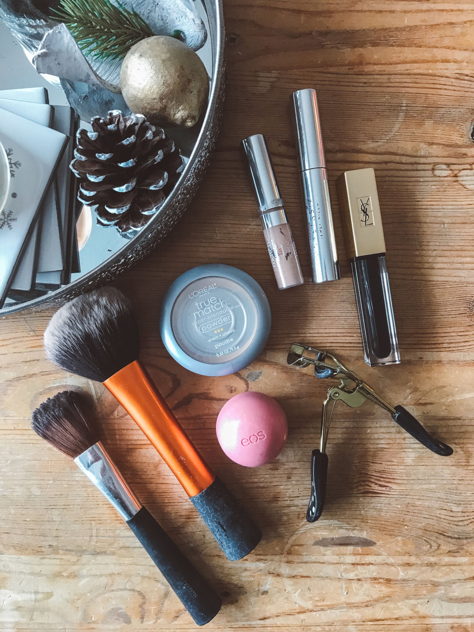 jana meerman travel makeup routine flatlay (4)