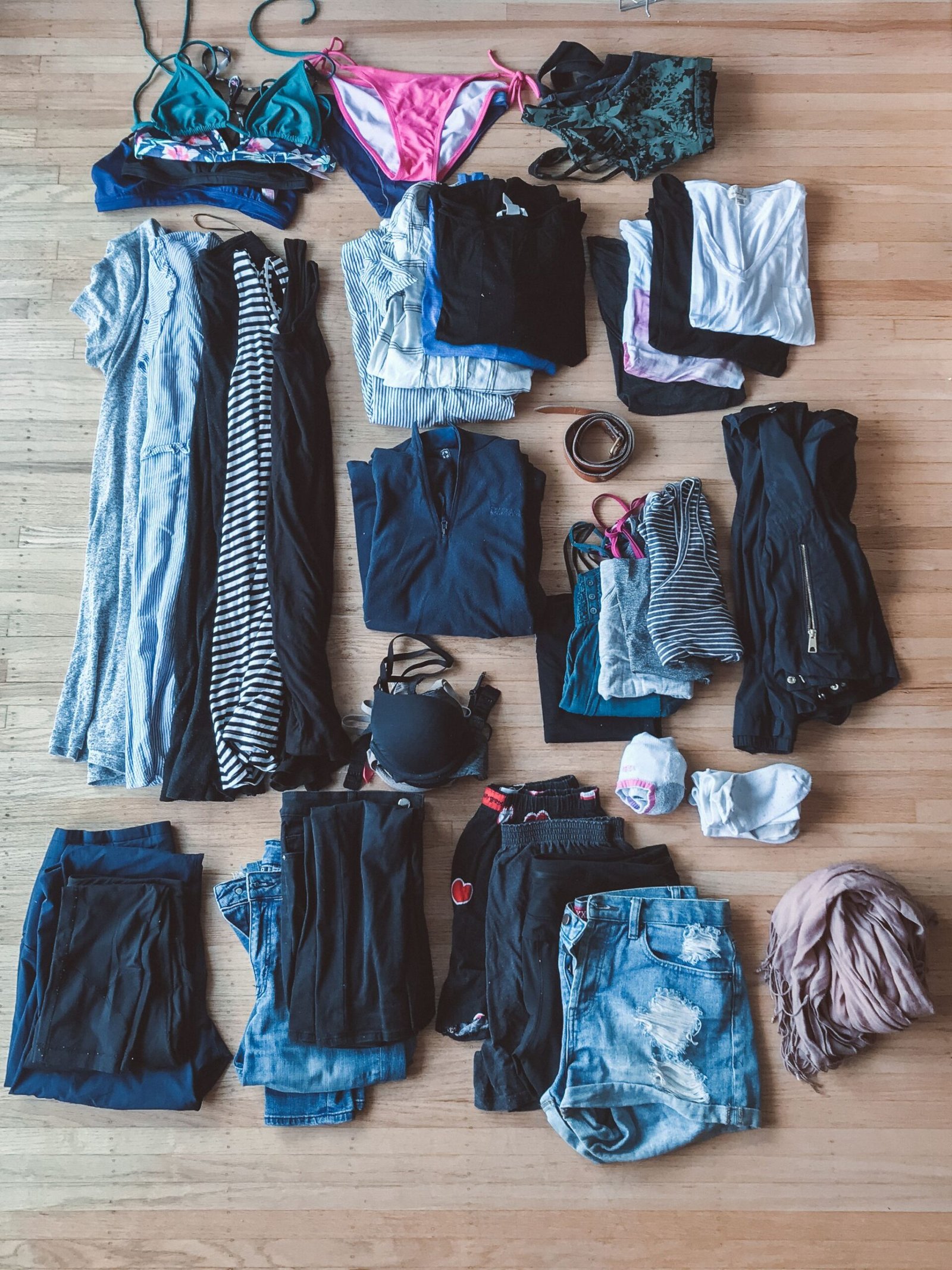 jana meerman packing flatlay clothes