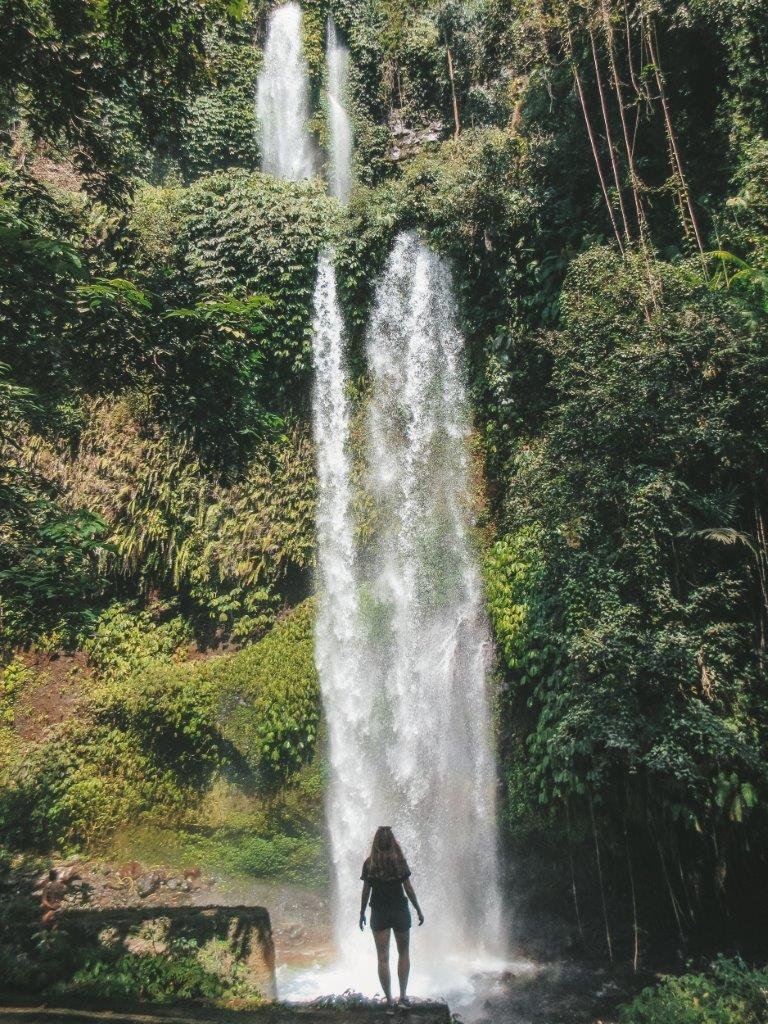 jana meerman sedang gile waterfall lombok