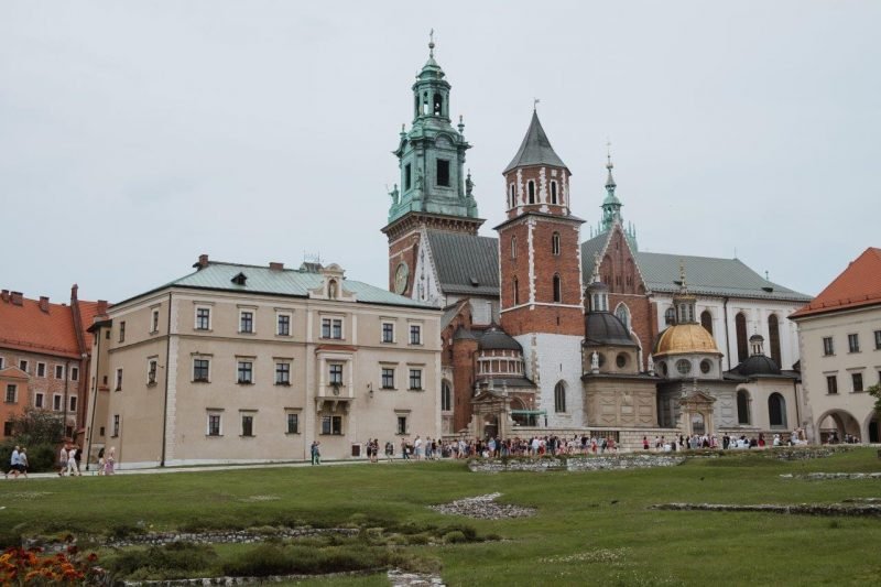 Visiting Wawel Royal Castle & Cathedral in Kraków, Poland | Jana Meerman