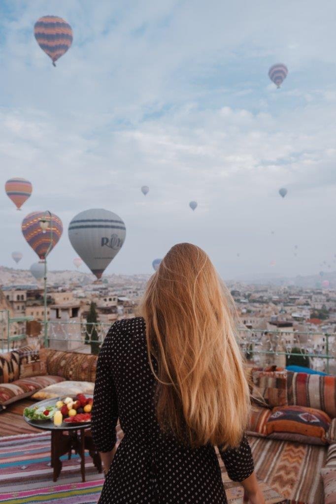 jana meerman charming cave hotel cappadocia balloons sunrise (1)