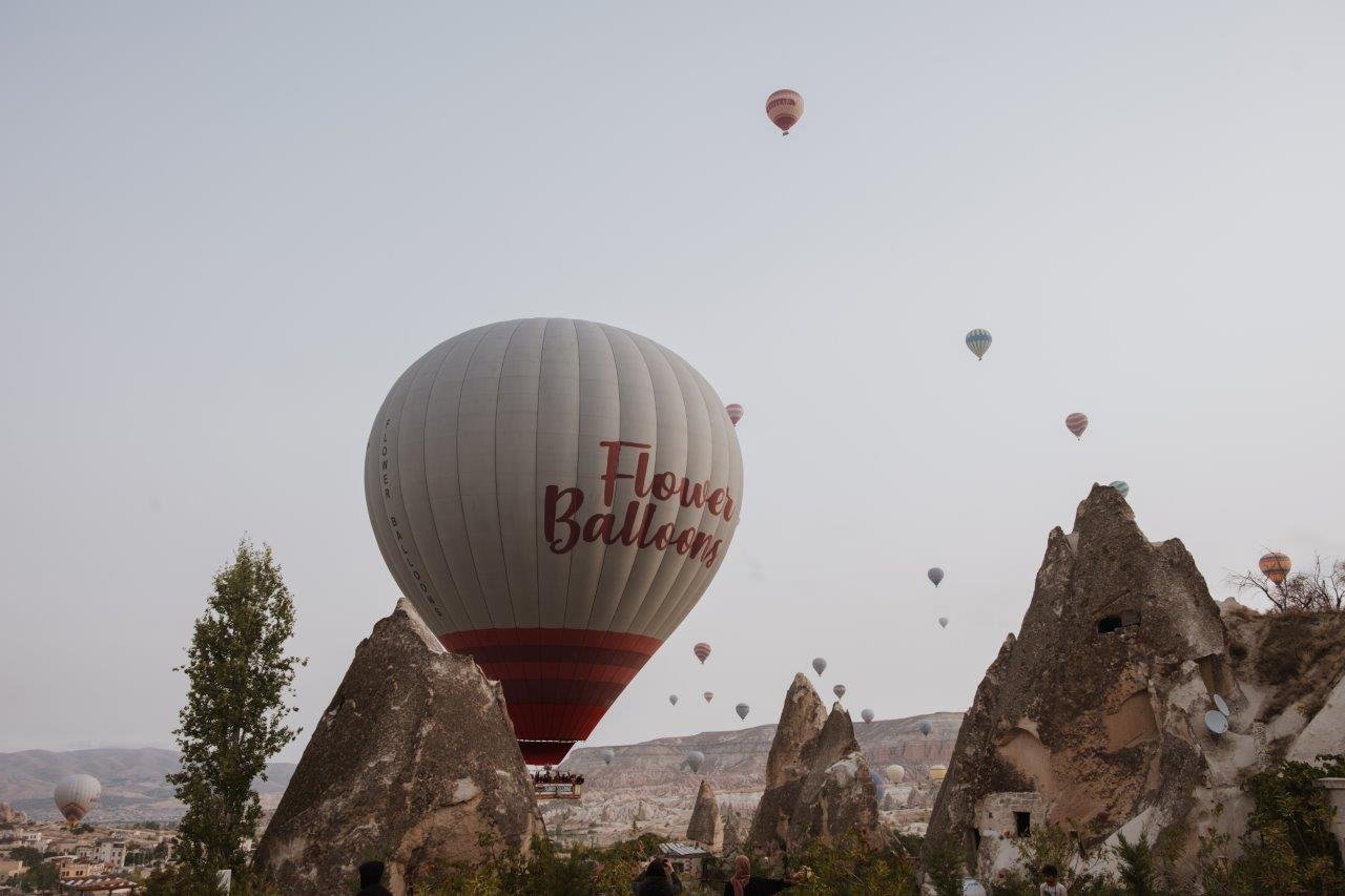 jana meerman local cave house balloons sunrise cappadocia (2)