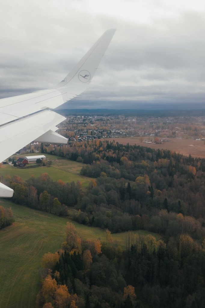 jana meerman flight munich to oslo airplane window (1)